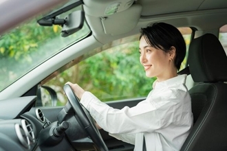 ハイビームで執拗にあおる黒い車。38歳女性が追い抜かれざまに見た“運転手の正体”に言葉を失う