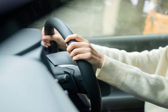 ハイビームで執拗にあおる黒い車。38歳女性が追い抜かれざまに見た“運転手の正体”に言葉を失う