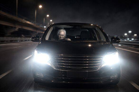 ハイビームで執拗にあおる黒い車。38歳女性が追い抜かれざまに見た“運転手の正体”に言葉を失う