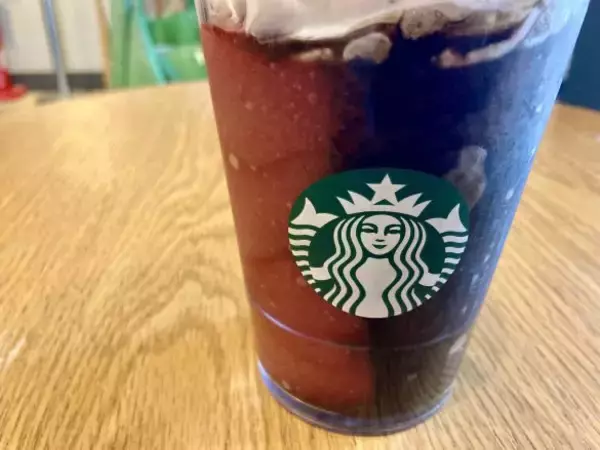 「「アサイーかぁ」の声も…スタバ“ハロウィン限定ドリンク”実際に飲んでみたら「定番フラペチーノよりも…」」の画像