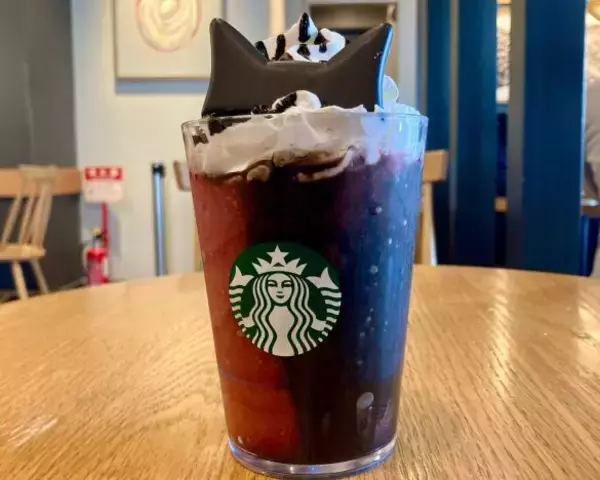 「「アサイーかぁ」の声も…スタバ“ハロウィン限定ドリンク”実際に飲んでみたら「定番フラペチーノよりも…」」の画像