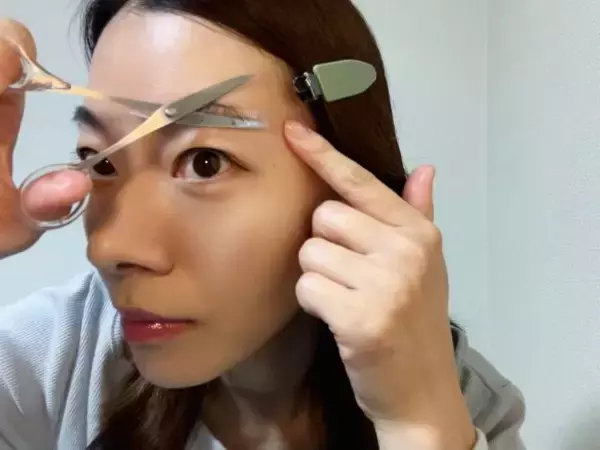 「「気づくとボサ眉に…」老け見えしがちな40代の眉毛、ダイソーアイテムで超自然に整えられた！」の画像