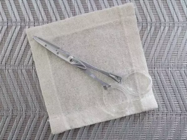 「「気づくとボサ眉に…」老け見えしがちな40代の眉毛、ダイソーアイテムで超自然に整えられた！」の画像