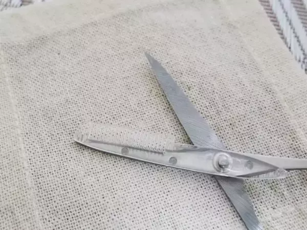 「「気づくとボサ眉に…」老け見えしがちな40代の眉毛、ダイソーアイテムで超自然に整えられた！」の画像