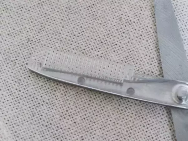 「「気づくとボサ眉に…」老け見えしがちな40代の眉毛、ダイソーアイテムで超自然に整えられた！」の画像