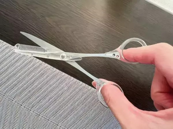 「「気づくとボサ眉に…」老け見えしがちな40代の眉毛、ダイソーアイテムで超自然に整えられた！」の画像