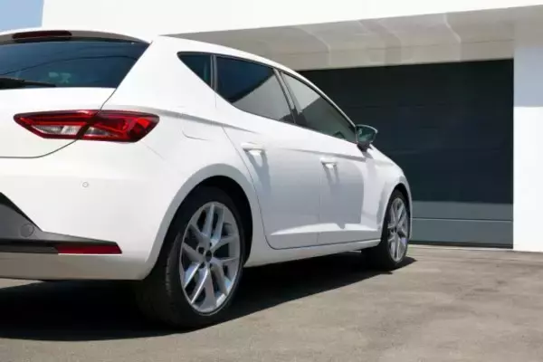 ギャーッ！深夜に帰宅したら、隣人の車が“恐ろしいこと”に。翌日、お隣の奥さんに聞いてみたら…／びっくり体験人気記事BEST