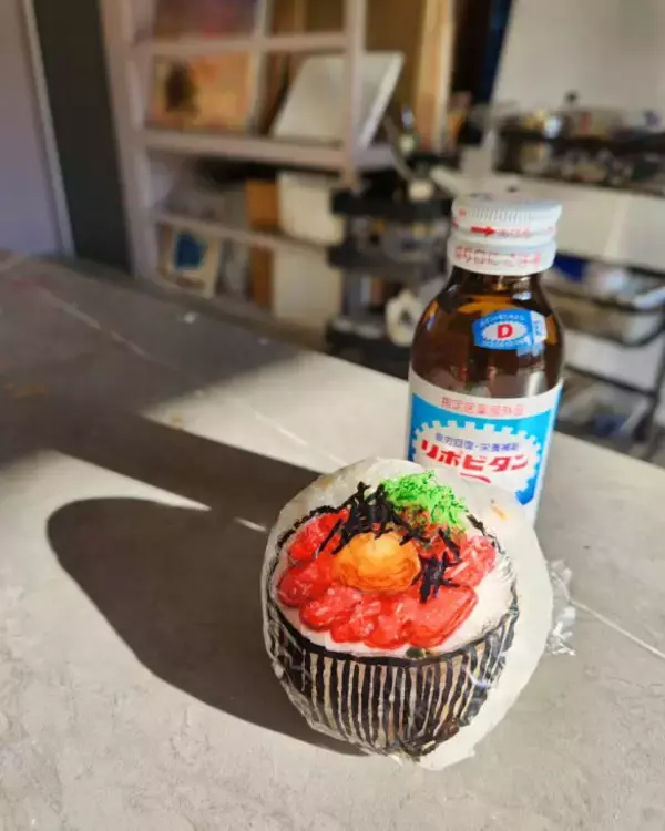 「「これがおにぎり!?」れん乳、チョコパイ、馬刺し丼まで！おにぎりアートの作者を直撃「真剣にふざけている状態です（笑）」」の画像