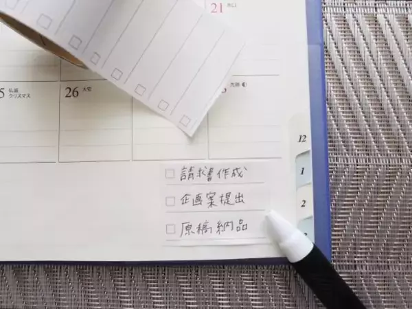 「もう普通の付箋に戻れない！無印の「ロール付箋紙」が名品すぎた…技アリなポイントは」の画像