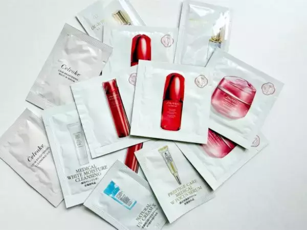 旅行・帰省に便利。「化粧品サンプル、1回で使い切れない問題」セリアの“1個37円クリップ”で一発解決！ 洗面所でのモヤモヤにさよなら