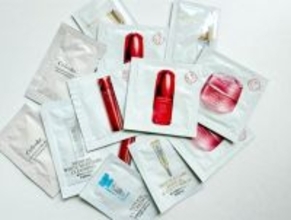 旅行・帰省に便利。「化粧品サンプル、1回で使い切れない問題」セリアの“1個37円クリップ”で一発解決！ 洗面所でのモヤモヤにさよなら