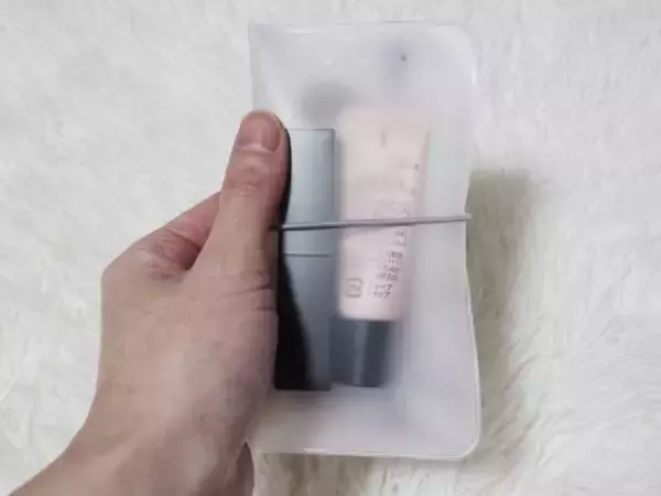「優秀すぎる！リップ、目薬…“バッグにそのまま入れて行方不明”がなくなる！ダイソーのうす〜いポーチが“買い”だった」の画像