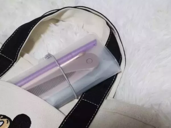 「優秀すぎる！リップ、目薬…“バッグにそのまま入れて行方不明”がなくなる！ダイソーのうす〜いポーチが“買い”だった」の画像
