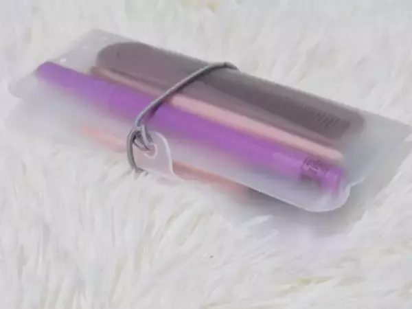 「優秀すぎる！リップ、目薬…“バッグにそのまま入れて行方不明”がなくなる！ダイソーのうす〜いポーチが“買い”だった」の画像