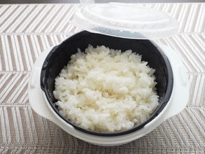 我が家の冷凍ごはんに革命が起きた！ダイソーの専用容器 vsラップを徹底比較したら“驚きの違い”