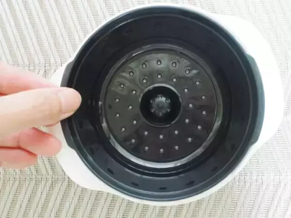 「我が家の冷凍ごはんに革命が起きた！ダイソーの専用容器 vsラップを徹底比較したら“驚きの違い”」の画像