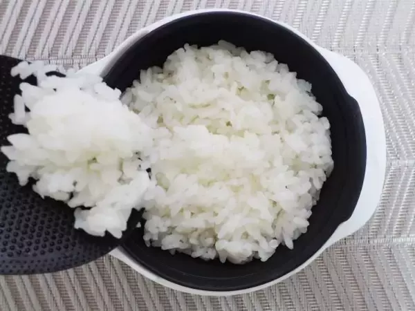 「我が家の冷凍ごはんに革命が起きた！ダイソーの専用容器 vsラップを徹底比較したら“驚きの違い”」の画像