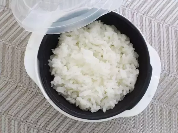 「我が家の冷凍ごはんに革命が起きた！ダイソーの専用容器 vsラップを徹底比較したら“驚きの違い”」の画像