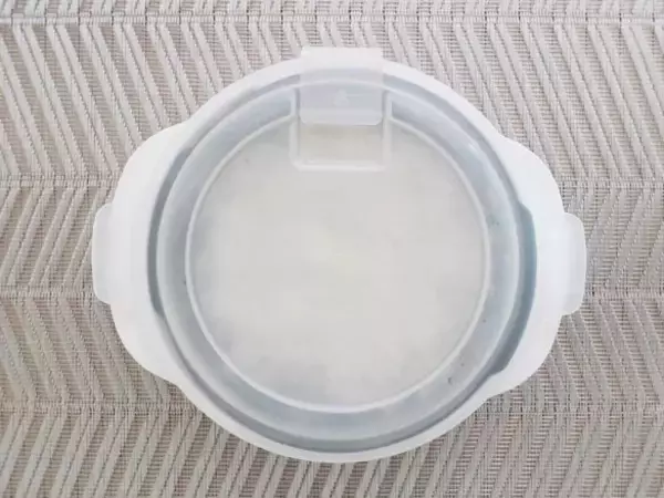「我が家の冷凍ごはんに革命が起きた！ダイソーの専用容器 vsラップを徹底比較したら“驚きの違い”」の画像