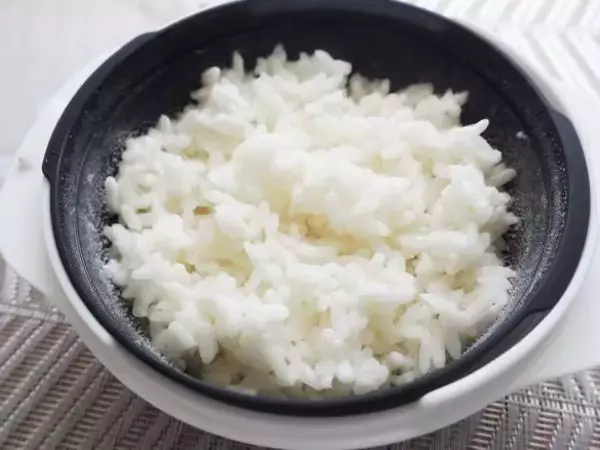 「我が家の冷凍ごはんに革命が起きた！ダイソーの専用容器 vsラップを徹底比較したら“驚きの違い”」の画像