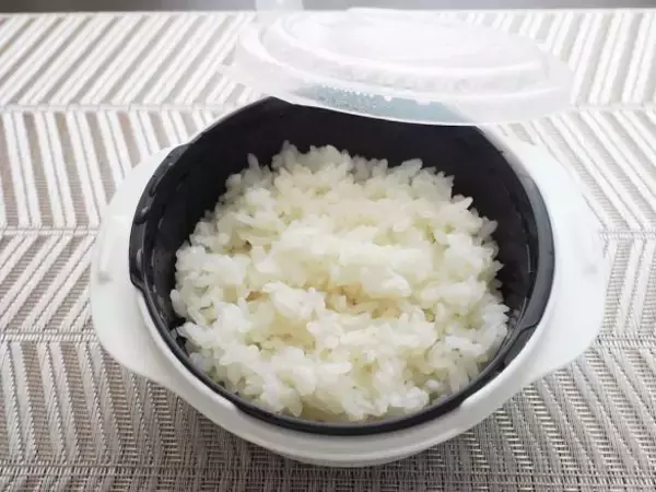 「我が家の冷凍ごはんに革命が起きた！ダイソーの専用容器 vsラップを徹底比較したら“驚きの違い”」の画像
