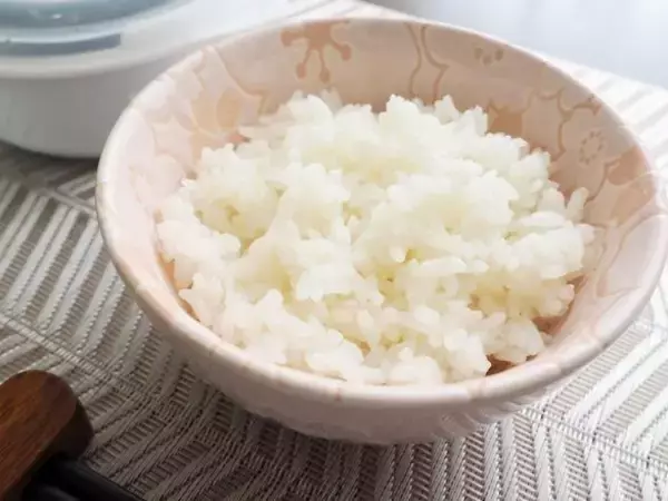 「我が家の冷凍ごはんに革命が起きた！ダイソーの専用容器 vsラップを徹底比較したら“驚きの違い”」の画像