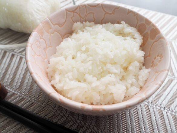 我が家の冷凍ごはんに革命が起きた！ダイソーの専用容器 vsラップを徹底比較したら“驚きの違い”