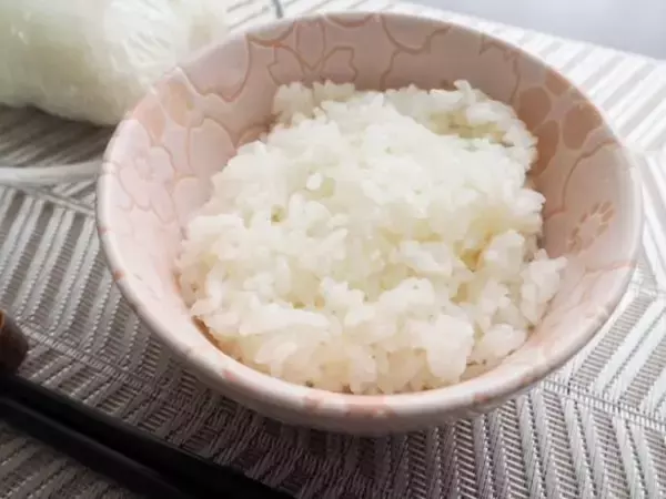 「我が家の冷凍ごはんに革命が起きた！ダイソーの専用容器 vsラップを徹底比較したら“驚きの違い”」の画像