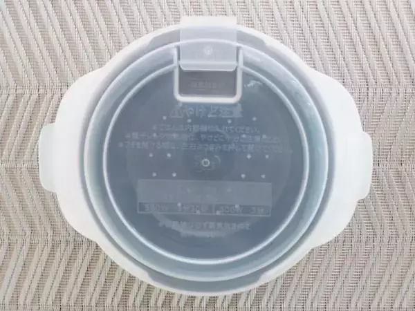 「我が家の冷凍ごはんに革命が起きた！ダイソーの専用容器 vsラップを徹底比較したら“驚きの違い”」の画像