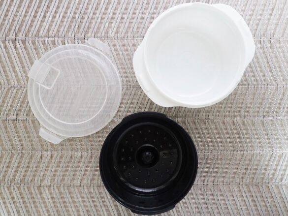 我が家の冷凍ごはんに革命が起きた！ダイソーの専用容器 vsラップを徹底比較したら“驚きの違い”