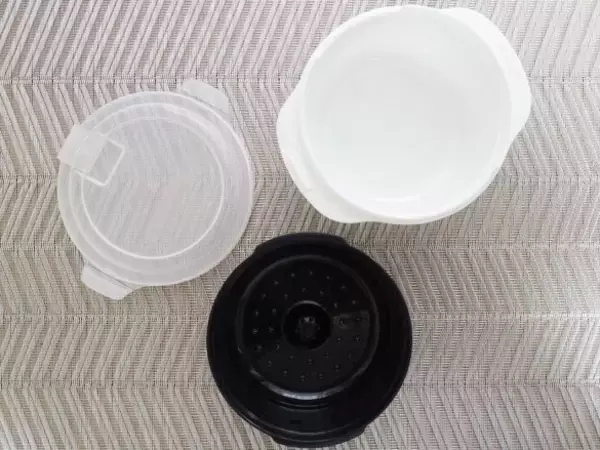 「我が家の冷凍ごはんに革命が起きた！ダイソーの専用容器 vsラップを徹底比較したら“驚きの違い”」の画像