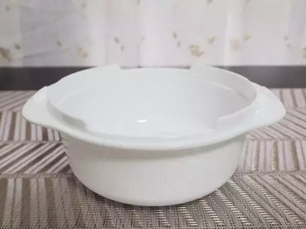 「我が家の冷凍ごはんに革命が起きた！ダイソーの専用容器 vsラップを徹底比較したら“驚きの違い”」の画像