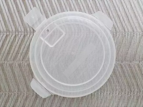 「我が家の冷凍ごはんに革命が起きた！ダイソーの専用容器 vsラップを徹底比較したら“驚きの違い”」の画像