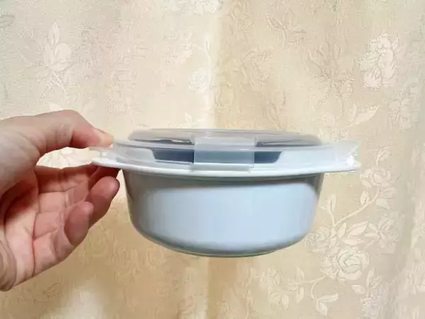 「我が家の冷凍ごはんに革命が起きた！ダイソーの専用容器 vsラップを徹底比較したら“驚きの違い”」の画像