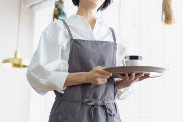 衝撃…ドリンクバーで「水筒に詰め替えるおばさん」を目撃！ 店員の注意にも“ありえない反論”