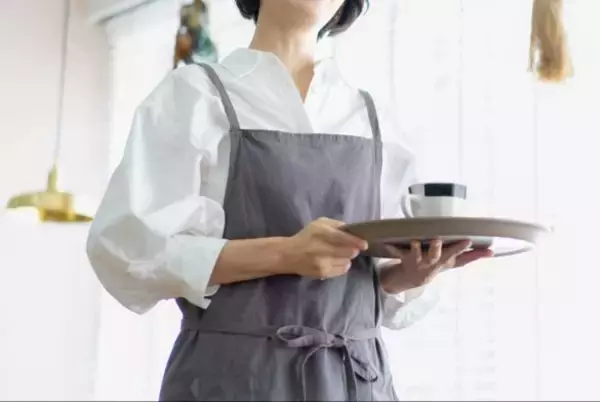 「衝撃…ドリンクバーで「水筒に詰め替えるおばさん」を目撃！ 店員の注意にも“ありえない反論”」の画像