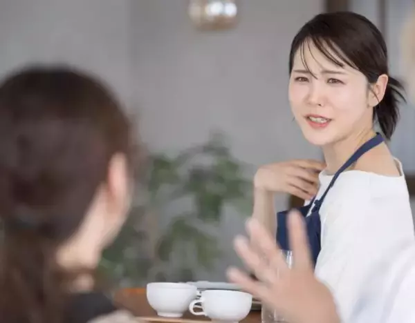 「衝撃…ドリンクバーで「水筒に詰め替えるおばさん」を目撃！ 店員の注意にも“ありえない反論”」の画像