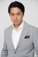 ハリウッドでも活躍する父に「眉、目、唇」までそっくり。42歳俳優、父が主演した名作に45年越しで挑む