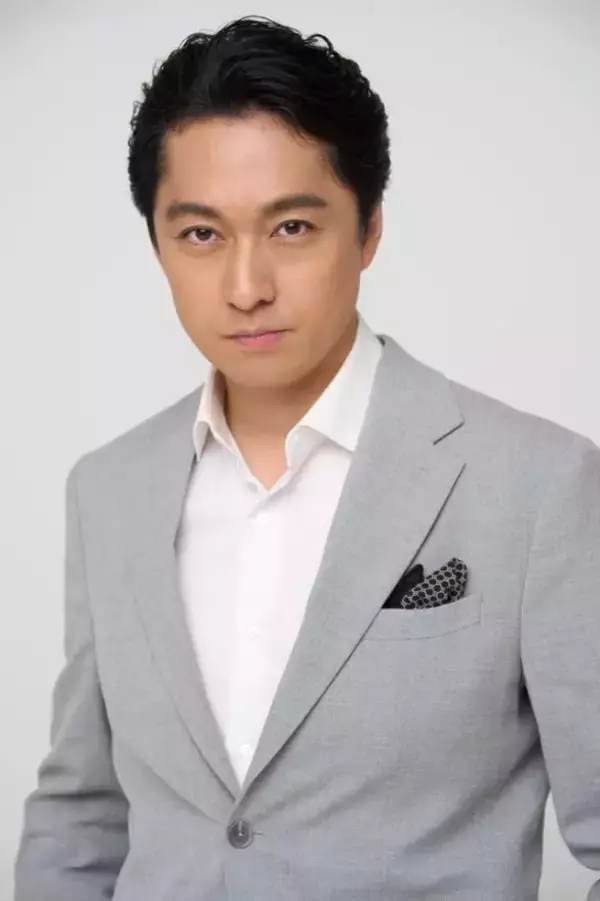 ハリウッドでも活躍する父に「眉、目、唇」までそっくり。42歳俳優、父が主演した名作に45年越しで挑む