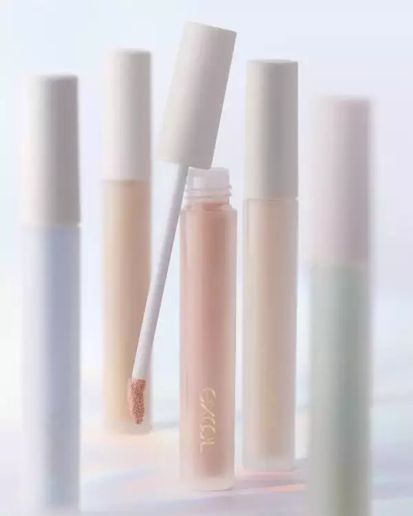 「SNSで話題「ファンデなし、コンシーラーだけでメイク」は40代もアリ？ 48歳が試した結果が「想像を超えていた」」の画像