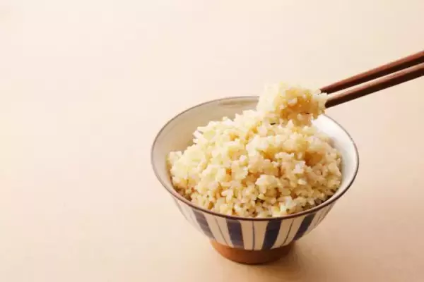 「「食物繊維を摂ってるのに…“出ない”！」実は便秘を悪化させる“NGな食べ合わせ”3つ。朝の定番が逆効果なんて」の画像