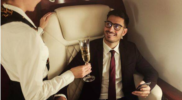 自慢や昔話が止まらない相手、傷つけずに止める方法は？ ファーストクラスCAの“大人の返し方”