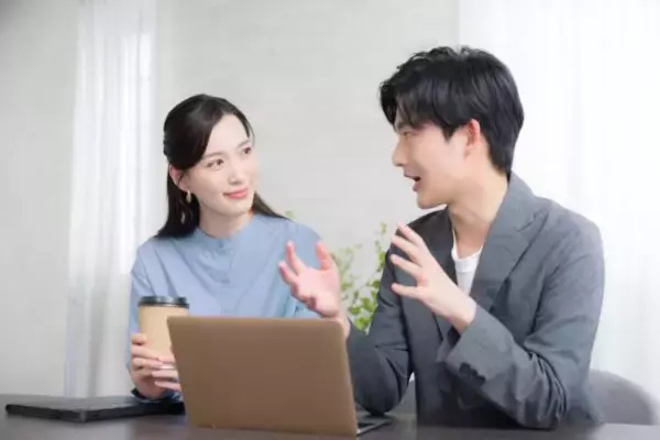 「自慢や昔話が止まらない相手、傷つけずに止める方法は？ ファーストクラスCAの“大人の返し方”」の画像