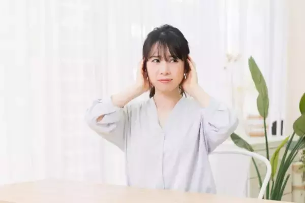 「自慢や昔話が止まらない相手、傷つけずに止める方法は？ ファーストクラスCAの“大人の返し方”」の画像