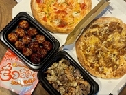 激安スーパー「ロピア」の“おトクすぎる特大総菜”を4つ厳選！ 626円ピザの迫力、ボリューミー肉団子も