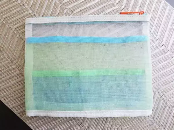 「何を入れてもかわいくなっちゃう！ ファミマカラーの「メッシュポーチ」が優秀すぎ。ストレンジャー・シングスとのコラボも」の画像