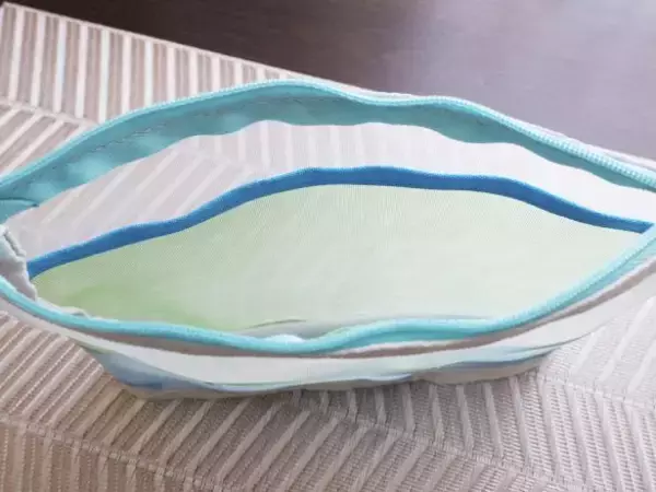 「何を入れてもかわいくなっちゃう！ ファミマカラーの「メッシュポーチ」が優秀すぎ。ストレンジャー・シングスとのコラボも」の画像