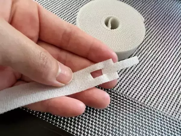 「バッグの中の「ケーブル収納」は無印良品の“大バズりテープ”が正解だった！アイディア万歳の仕掛けに感動」の画像