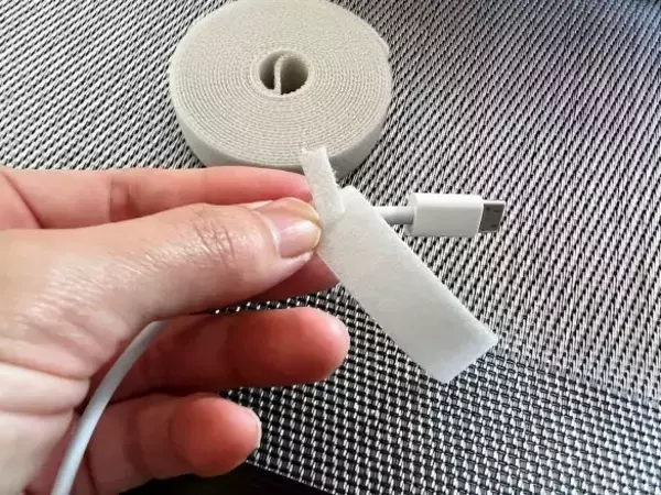 「バッグの中の「ケーブル収納」は無印良品の“大バズりテープ”が正解だった！アイディア万歳の仕掛けに感動」の画像