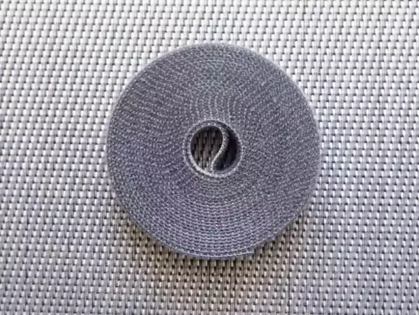 「バッグの中の「ケーブル収納」は無印良品の“大バズりテープ”が正解だった！アイディア万歳の仕掛けに感動」の画像